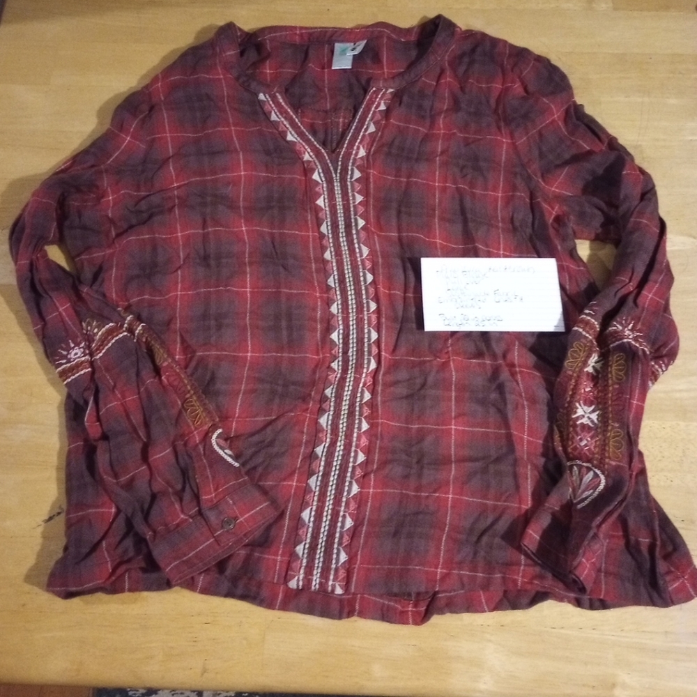 Aventura Pullover V Neck red and Brown Plaid Top Large